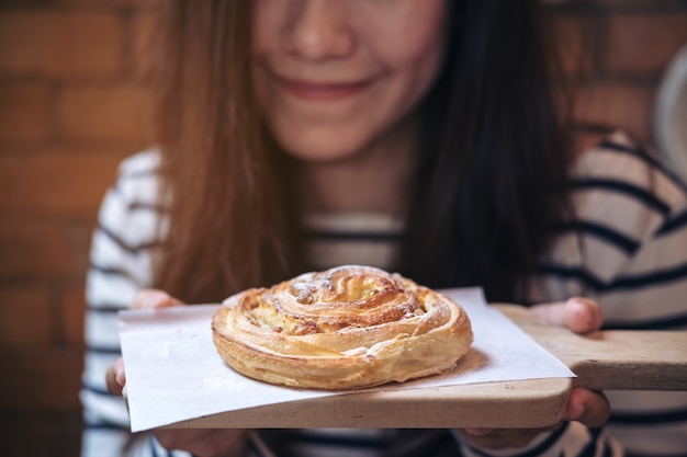 mujer con pasas de postre danés