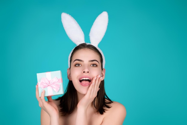 Mujer de Pascua joven alegre celebrando la Pascua aislada sobre fondo de estudio Foto de estudio