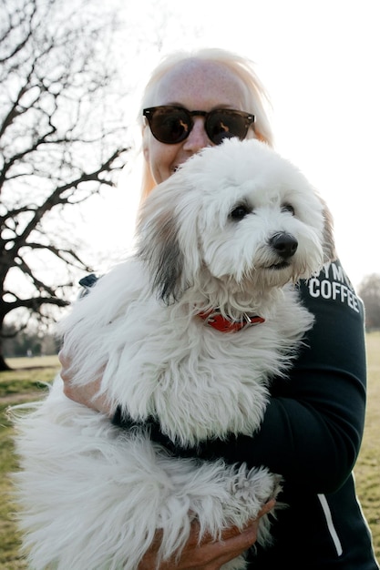 mujer pasea con un perro