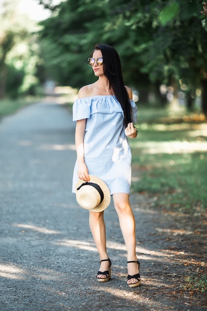 Mujer paseando por el parque