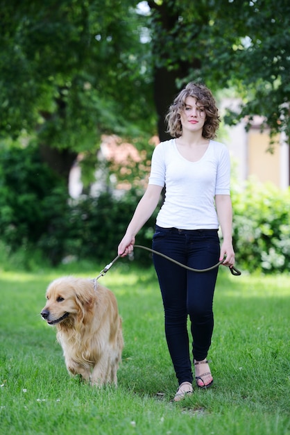 Mujer Paseando A Un Perro Foto Premium