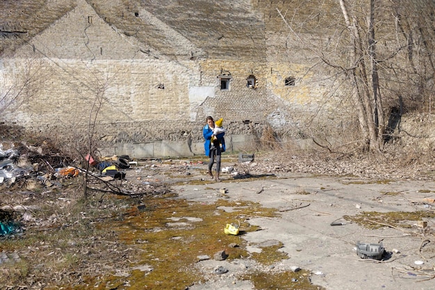 Una mujer paseando con su hijo entre las ruinas