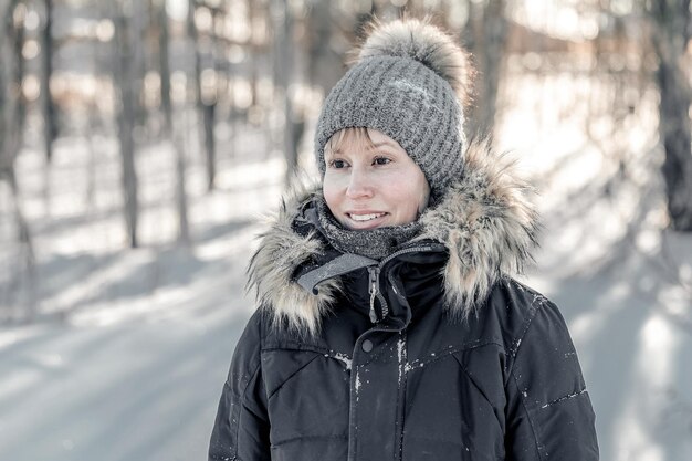 Mujer en un paseo invernal por el bosque