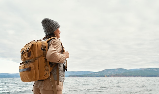 Foto mujer en un paseo de invierno