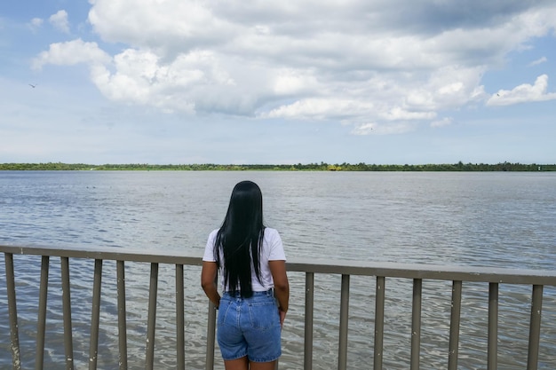 Mujer en el paseo marítimo y el río Magdalena Barranquilla Colombia