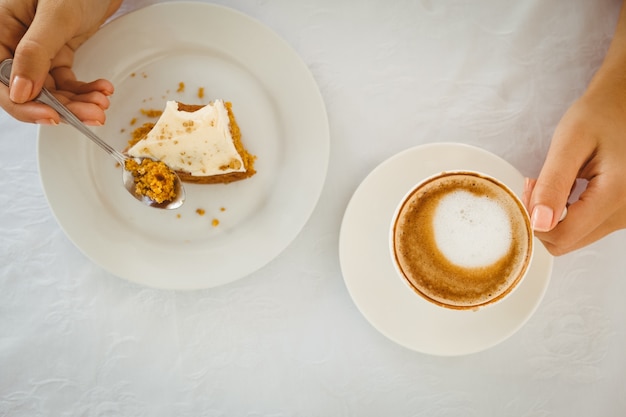 Mujer con pastel y café