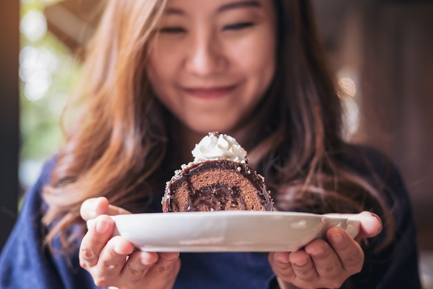 mujer con pastel de chocolate