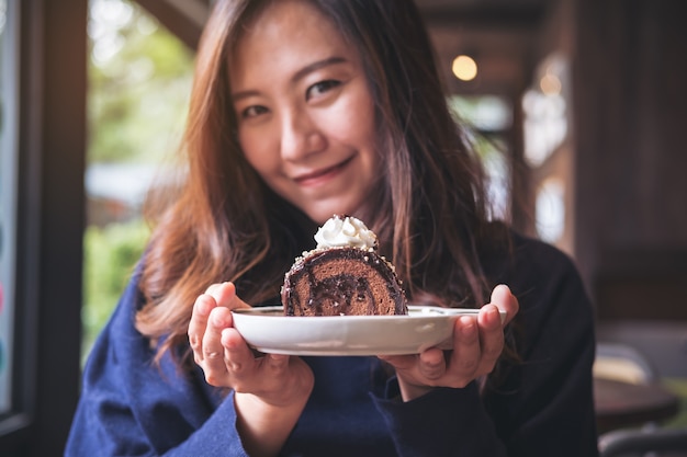 mujer con pastel de chocolate