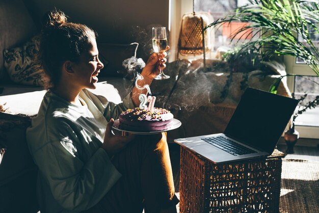 Foto mujer con pastel en la mesa