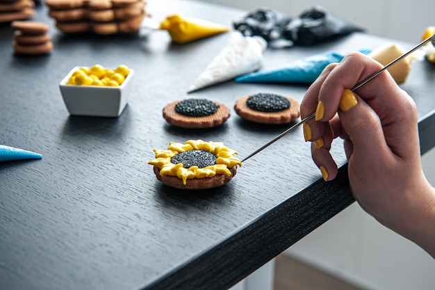 Mujer pastelera haciendo pan de jengibre diseño de pan de jengibre de girasol