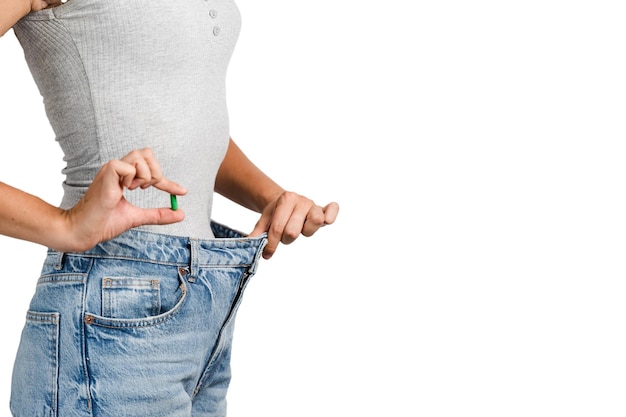 Mujer con pastillas para bajar de peso que muestra el resultado de la dieta sobre fondo blanco Pérdida de peso con suplementos biológicamente activos
