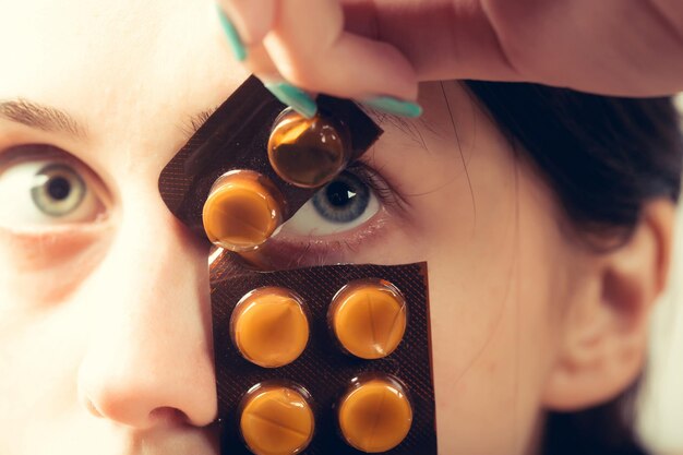 Mujer con pastillas o drogas