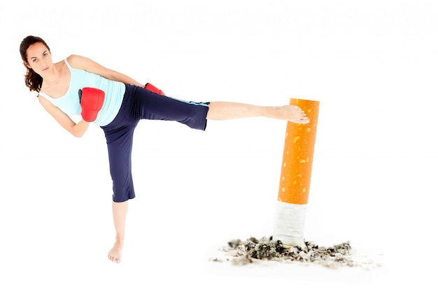 Mujer pateando un cigarrillo gigante