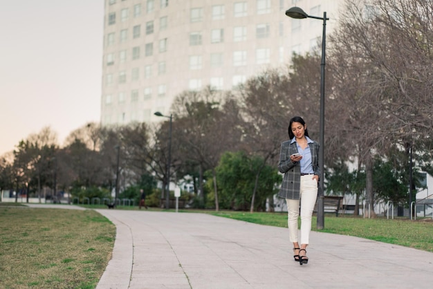 Una mujer patinando en una acera