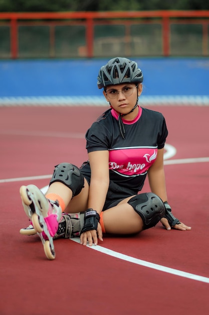 Mujer patinando en una pista