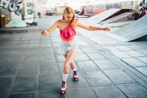 Mujer patinando en skatepark