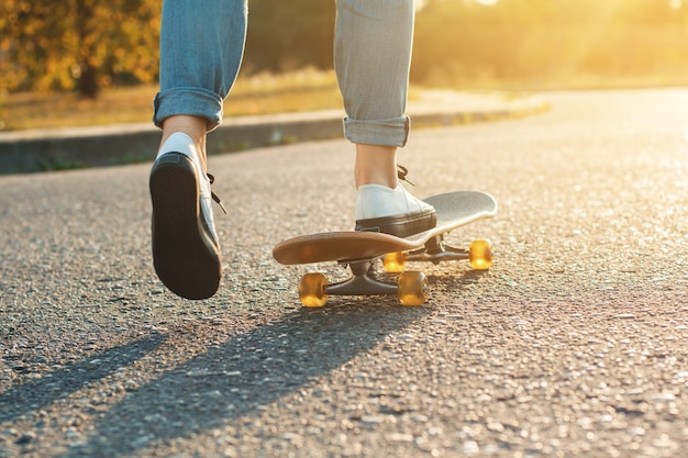 Mujer con una patineta en el parque