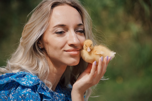 Mujer con patito amarillo pequeño