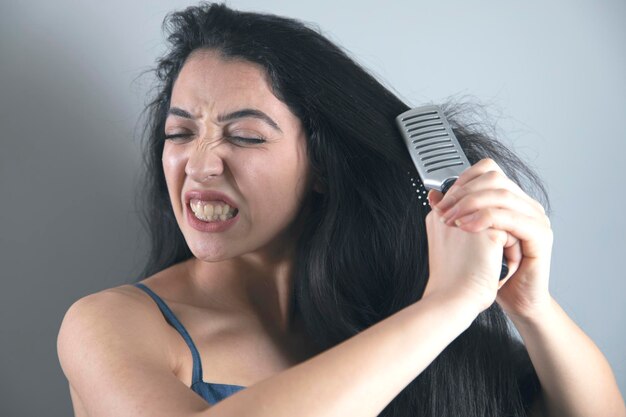 Mujer peina el cabello