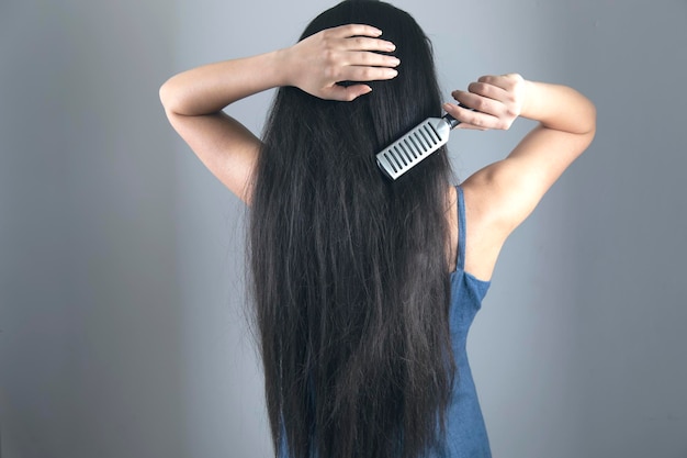 Mujer peina el cabello