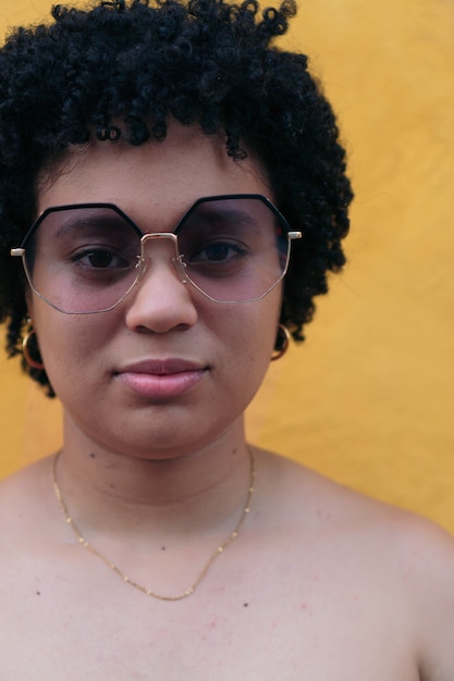 Mujer de peinado afro con gafas de sol