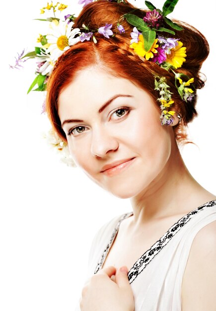 Mujer con peinado grande y flores en el pelo