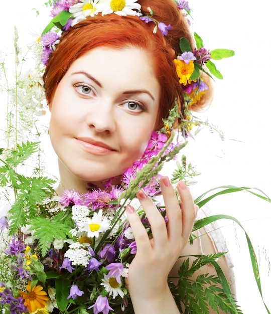 Mujer con peinado grande y flores