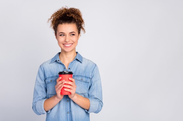 mujer con peinado de moda sosteniendo café