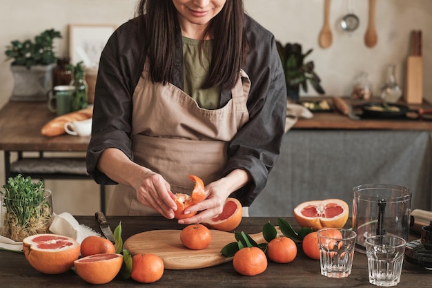 mujer, pelar, mandarina, en, cocina