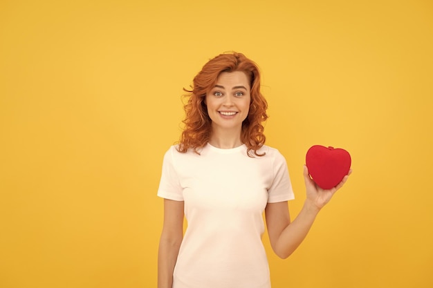 Mujer pelirroja alegre con amor regalo romántico cariño venta de san valentín