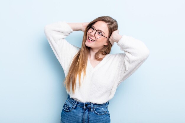 Mujer pelirroja caucásica sonriendo y sintiéndose relajada, satisfecha y despreocupada riéndose positivamente y escalofriante