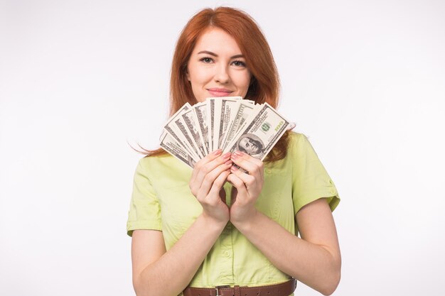 Mujer pelirroja con dinero en blanco.