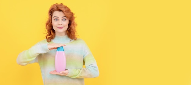 Mujer pelirroja feliz con cabello rizado usando champú o acondicionador lavado de cabello Banner de retrato de cara aislada de mujer con espacio de copia