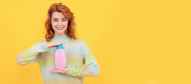 Mujer pelirroja feliz con consejos de cabello rizado champú o acondicionador cosmético Mujer cara aislada retrato banner con espacio de copia