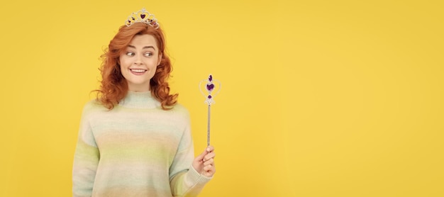 Mujer pelirroja feliz en corona de reina con varita mágica magia Mujer cara aislada retrato banner