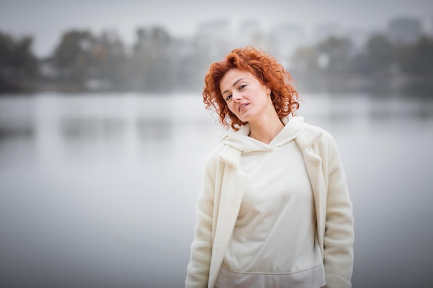 Mujer pelirroja feliz en ropa blanca