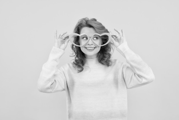 Mujer pelirroja feliz usa gafas de fiesta divertidas sobre fondo amarillo buen humor