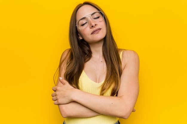 Mujer pelirroja jengibre joven con abrazos sin miedo, sonriente despreocupada y feliz.