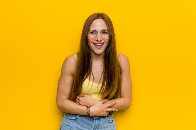 Mujer pelirroja jengibre joven con risa pecosa y divertirse.