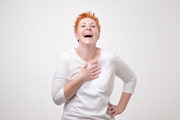 Mujer pelirroja madura con una camisa blanca