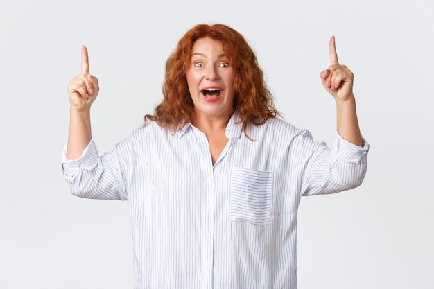 Mujer pelirroja de mediana edad posando