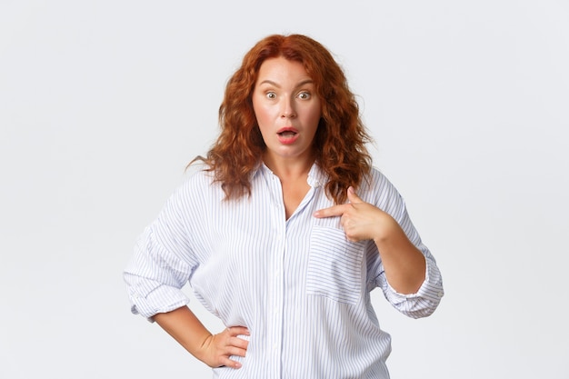 Mujer pelirroja de mediana edad posando