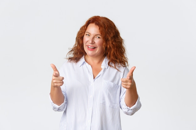 Mujer pelirroja de mediana edad posando