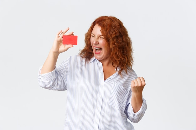 Mujer pelirroja de mediana edad posando