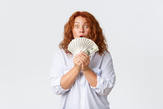 Mujer pelirroja de mediana edad posando