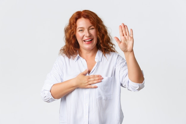 Mujer pelirroja de mediana edad posando