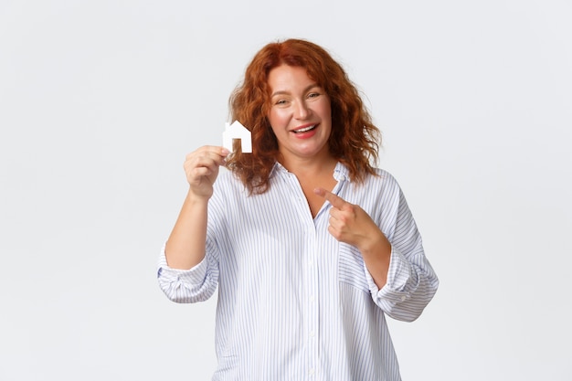 Mujer pelirroja de mediana edad posando