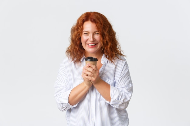 Mujer pelirroja de mediana edad posando