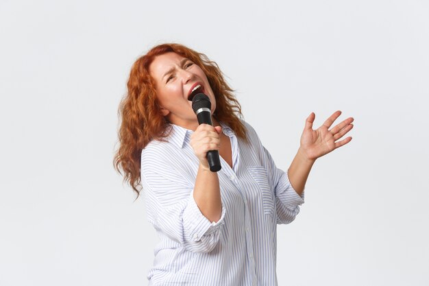 Mujer pelirroja de mediana edad posando