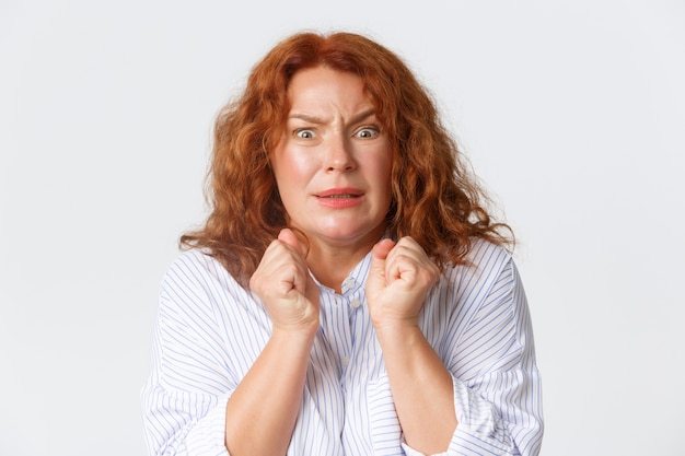 Mujer pelirroja de mediana edad posando